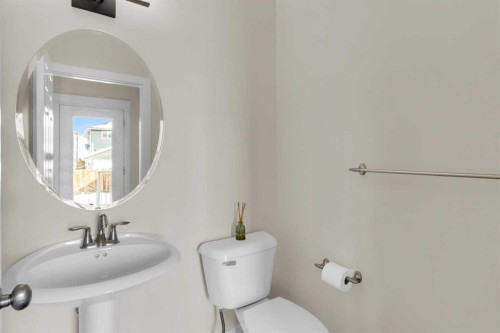26 Willow Drive, Cochrane, AB - Indoor Photo Showing Bathroom