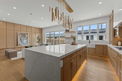 1910 Broadview Road, Calgary, AB - Indoor Photo Showing Kitchen With Upgraded Kitchen