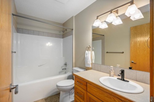 20 Hillcrest Boulevard, Strathmore, AB - Indoor Photo Showing Bathroom