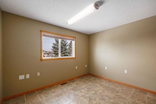 20 Hillcrest Boulevard, Strathmore, AB - Indoor Photo Showing Other Room