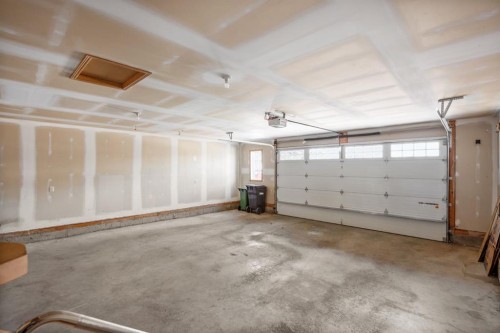 20 Hillcrest Boulevard, Strathmore, AB - Indoor Photo Showing Garage