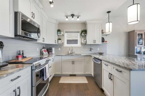 99 Valarosa Drive, Didsbury, AB - Indoor Photo Showing Kitchen With Upgraded Kitchen