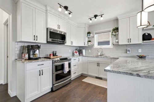 99 Valarosa Drive, Didsbury, AB - Indoor Photo Showing Kitchen With Upgraded Kitchen