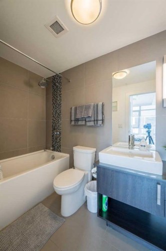 1205-550 Riverfront Avenue Se, Calgary, AB - Indoor Photo Showing Bathroom