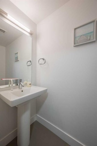 1205-550 Riverfront Avenue Se, Calgary, AB - Indoor Photo Showing Bathroom