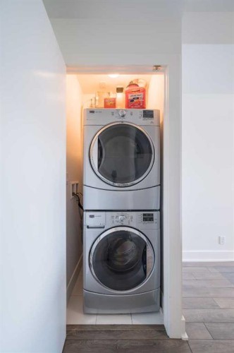 1205-550 Riverfront Avenue Se, Calgary, AB - Indoor Photo Showing Laundry Room