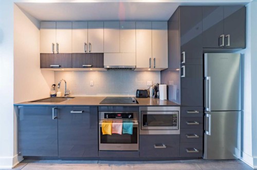 1205-550 Riverfront Avenue Se, Calgary, AB - Indoor Photo Showing Kitchen With Upgraded Kitchen