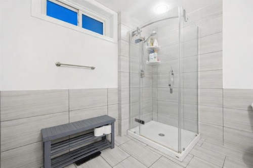 35 Grafton Drive Sw, Calgary, AB - Indoor Photo Showing Bathroom