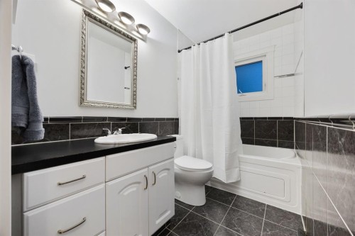 35 Grafton Drive Sw, Calgary, AB - Indoor Photo Showing Bathroom