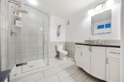 35 Grafton Drive Sw, Calgary, AB - Indoor Photo Showing Bathroom