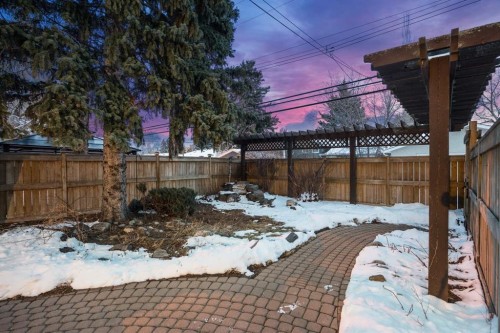 35 Grafton Drive Sw, Calgary, AB - Outdoor