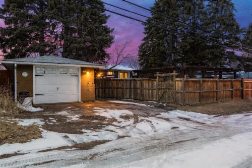 35 Grafton Drive Sw, Calgary, AB - Outdoor