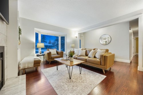 35 Grafton Drive Sw, Calgary, AB - Indoor Photo Showing Living Room