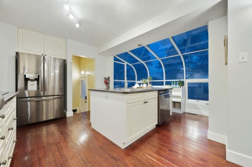 35 Grafton Drive Sw, Calgary, AB - Indoor Photo Showing Kitchen