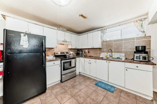 9275 Saddlebrook Drive Ne, Calgary, AB - Indoor Photo Showing Kitchen