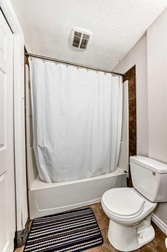 9275 Saddlebrook Drive Ne, Calgary, AB - Indoor Photo Showing Bathroom