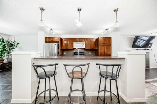 9275 Saddlebrook Drive Ne, Calgary, AB - Indoor Photo Showing Kitchen