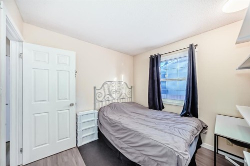 3221 32A Avenue Se, Calgary, AB - Indoor Photo Showing Bedroom