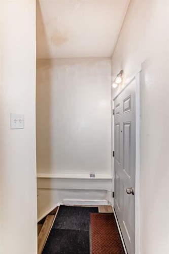 3221 32A Avenue Se, Calgary, AB - Indoor Photo Showing Other Room