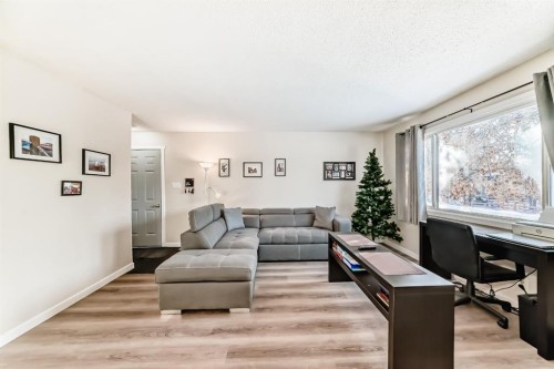3221 32A Avenue Se, Calgary, AB - Indoor Photo Showing Living Room