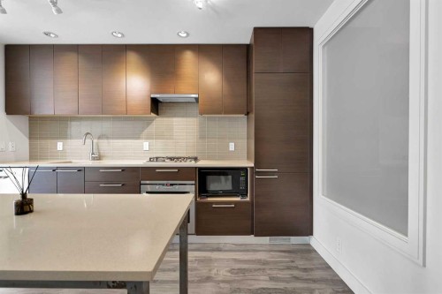 544-222 Riverfront Avenue Sw, Calgary, AB - Indoor Photo Showing Kitchen With Upgraded Kitchen