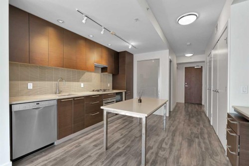 544-222 Riverfront Avenue Sw, Calgary, AB - Indoor Photo Showing Kitchen With Upgraded Kitchen