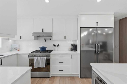 7107 54 Avenue Nw, Calgary, AB - Indoor Photo Showing Kitchen With Upgraded Kitchen