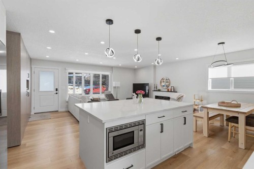 7107 54 Avenue Nw, Calgary, AB - Indoor Photo Showing Kitchen With Upgraded Kitchen
