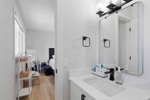 7107 54 Avenue Nw, Calgary, AB - Indoor Photo Showing Bathroom