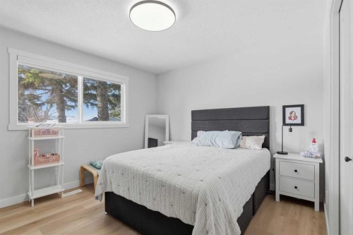 7107 54 Avenue Nw, Calgary, AB - Indoor Photo Showing Bedroom