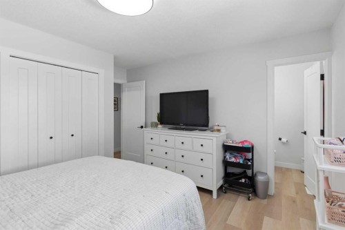 7107 54 Avenue Nw, Calgary, AB - Indoor Photo Showing Bedroom