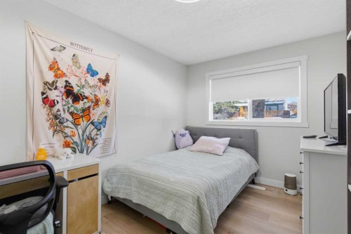 7107 54 Avenue Nw, Calgary, AB - Indoor Photo Showing Bedroom