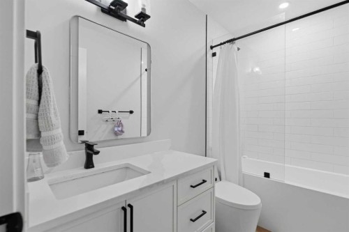 7107 54 Avenue Nw, Calgary, AB - Indoor Photo Showing Bathroom