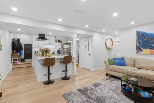 7107 54 Avenue Nw, Calgary, AB - Indoor Photo Showing Other Room