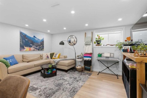 7107 54 Avenue Nw, Calgary, AB - Indoor Photo Showing Living Room