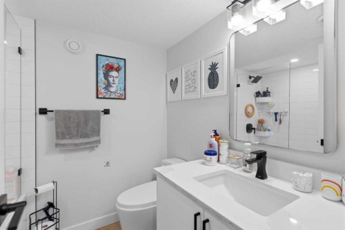 7107 54 Avenue Nw, Calgary, AB - Indoor Photo Showing Bathroom