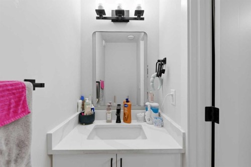 7107 54 Avenue Nw, Calgary, AB - Indoor Photo Showing Bathroom