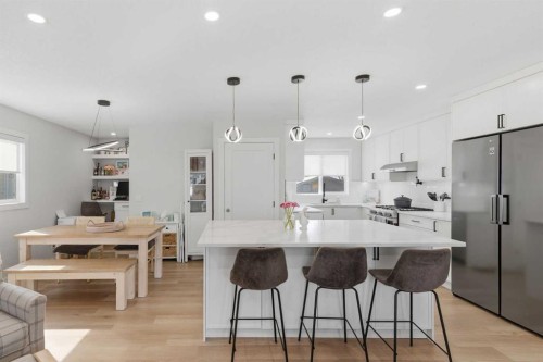 7107 54 Avenue Nw, Calgary, AB - Indoor Photo Showing Kitchen With Upgraded Kitchen