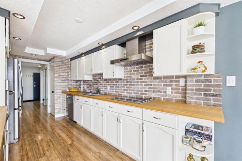 303-300 Meredith Road Ne, Calgary, AB - Indoor Photo Showing Kitchen With Double Sink
