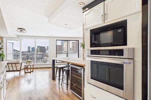 303-300 Meredith Road Ne, Calgary, AB - Indoor Photo Showing Kitchen