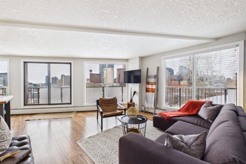 303-300 Meredith Road Ne, Calgary, AB - Indoor Photo Showing Living Room