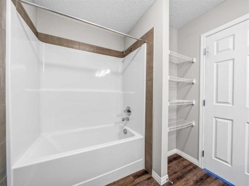 89 Walgrove Rise Se, Calgary, AB - Indoor Photo Showing Bathroom