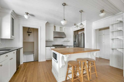 229 5 Avenue, Strathmore, AB - Indoor Photo Showing Kitchen With Upgraded Kitchen