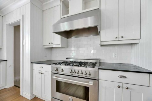 229 5 Avenue, Strathmore, AB - Indoor Photo Showing Kitchen With Upgraded Kitchen