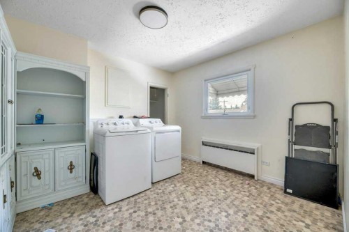 229 5 Avenue, Strathmore, AB - Indoor Photo Showing Laundry Room