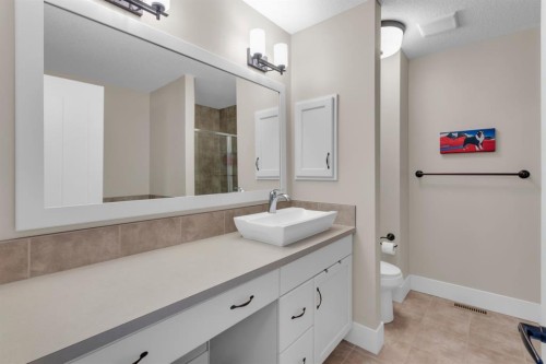 376 Quarry Park Boulevard Se, Calgary, AB - Indoor Photo Showing Bathroom