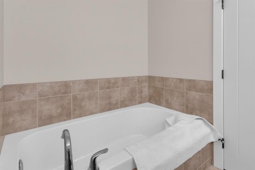 376 Quarry Park Boulevard Se, Calgary, AB - Indoor Photo Showing Bathroom