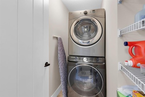 376 Quarry Park Boulevard Se, Calgary, AB - Indoor Photo Showing Laundry Room