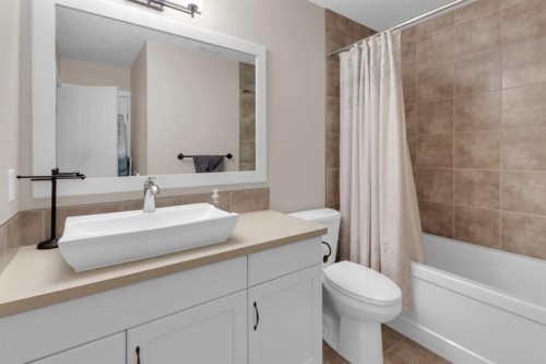 376 Quarry Park Boulevard Se, Calgary, AB - Indoor Photo Showing Bathroom