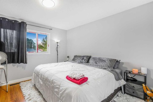 5112 Maryvale Drive Ne, Calgary, AB - Indoor Photo Showing Bedroom